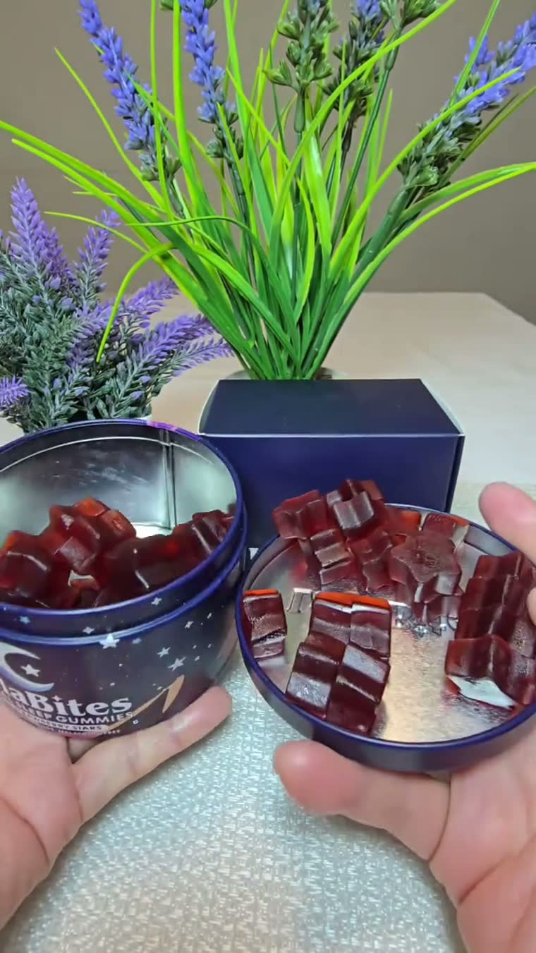 Lata de LullaBites abierta mostrando las gomitas